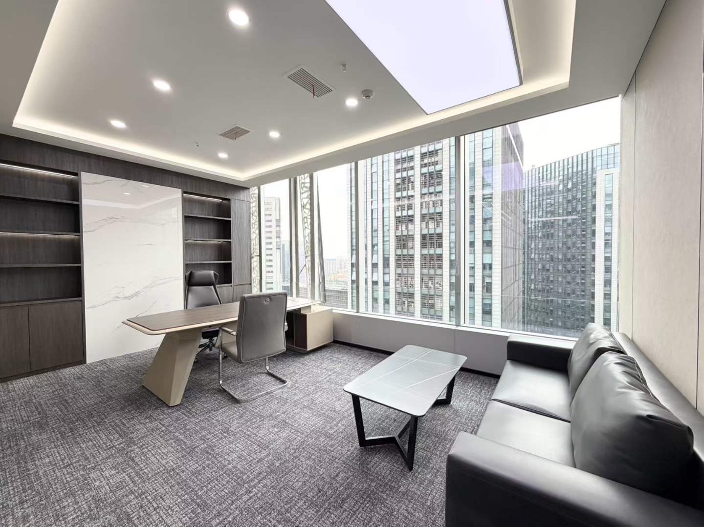 金融城甲写近地铁 214平方 4隔间20工位 3隔间靠窗 带前台 大玻璃窗 精装带家具 中航国际广场办公室出租