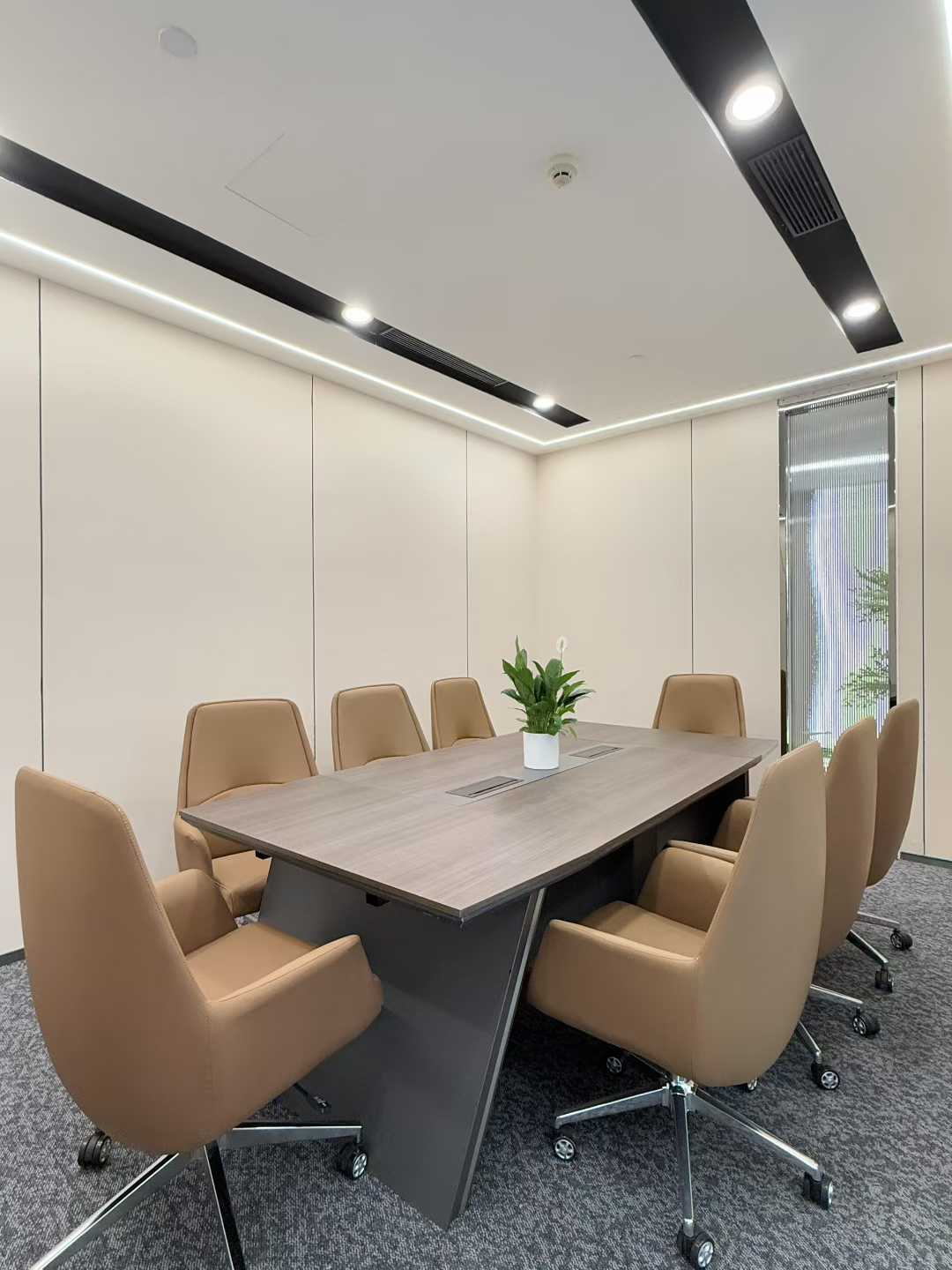 天府三街地铁口高品质装修房源 286平方 4隔间20工位 正对电梯口 24小时空调 新希望国际办公室出租