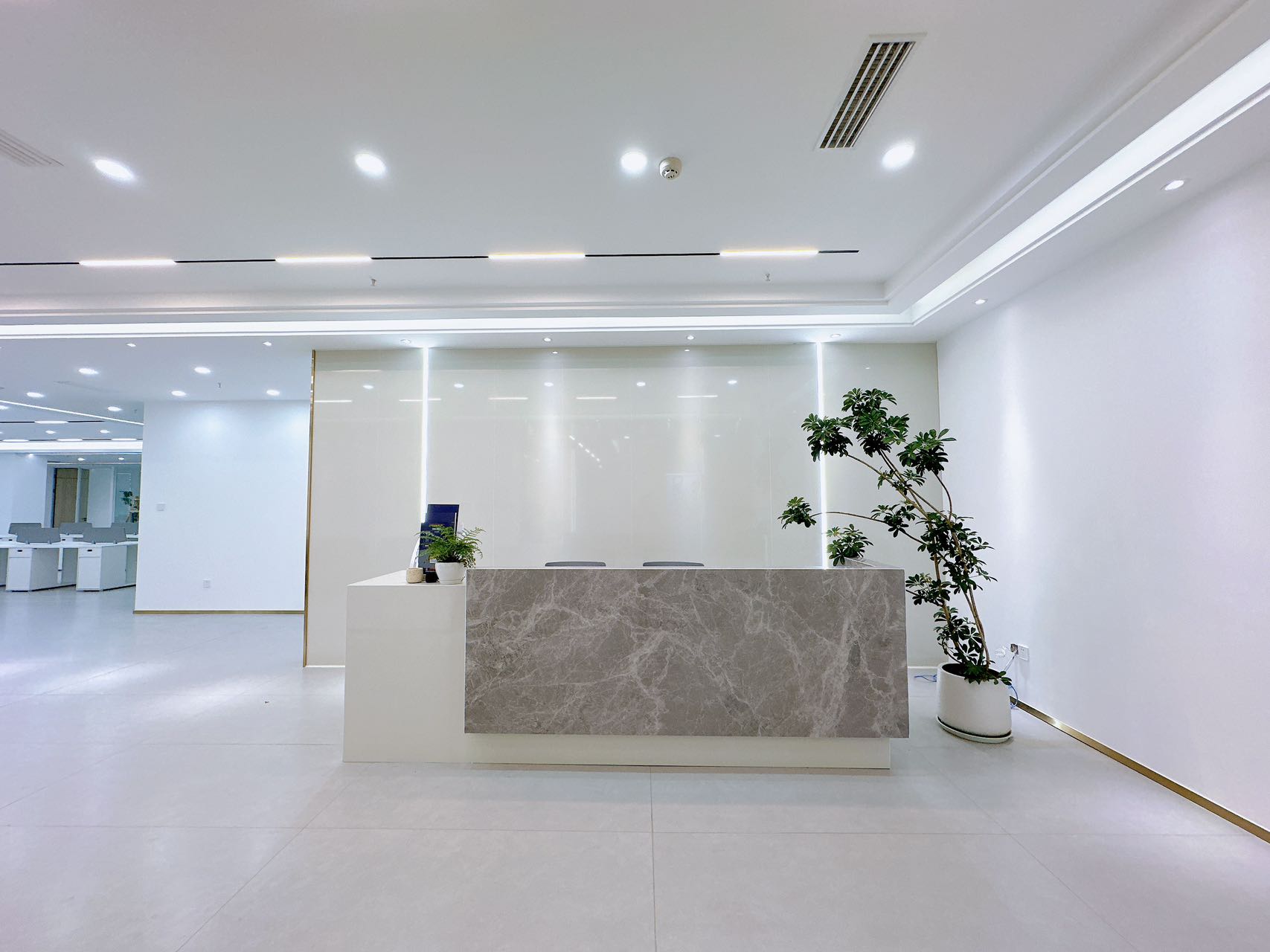 天府三街地铁口软件园B5精装大面积 140-150工位+6个隔间 精装带家具 户型方正 停车收费便宜 软件园办公室出租