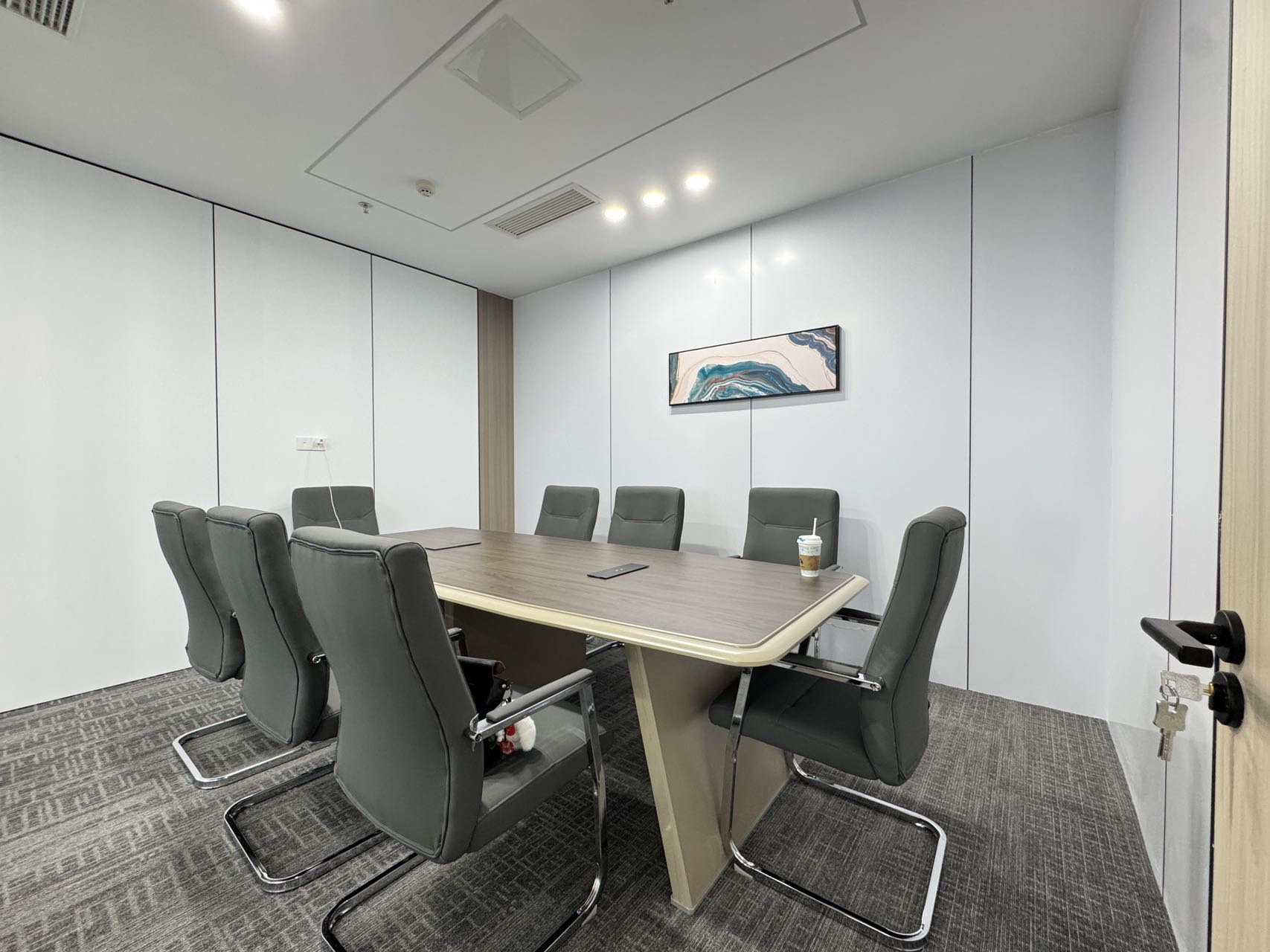 天府五街甲级楼盘 服务面积398平 4隔间48工位 双面采光 24小时空调 精装带家具 紫光芯云办公室出租