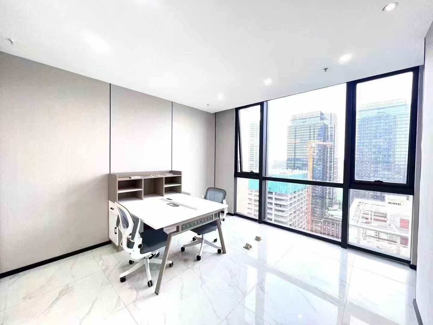 高新孵化园三线交汇 甲级楼盘 520平方 7隔间50工位 双面采光 地面地砖 电梯口 楚峰国际办公室出租