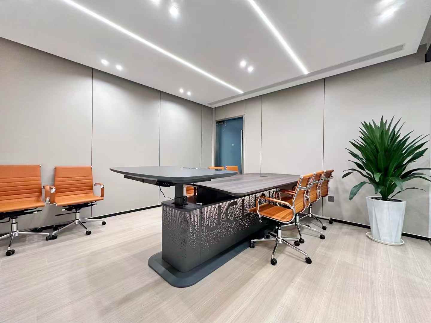 孵化园金融城版块 装修再度升级 348平 6隔间24工位 可升降老板桌 灵活变动 中航国际交流中心办公室出租