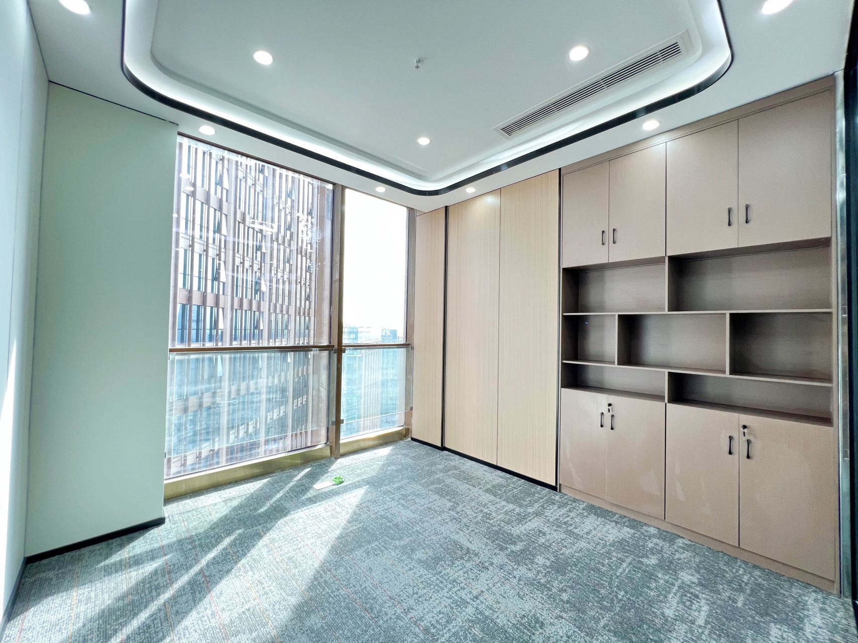 高新区世纪城地铁口精装房源 服务面积200平 4隔间16工位 报价含物费  甲级楼盘 天祥广场办公室出租