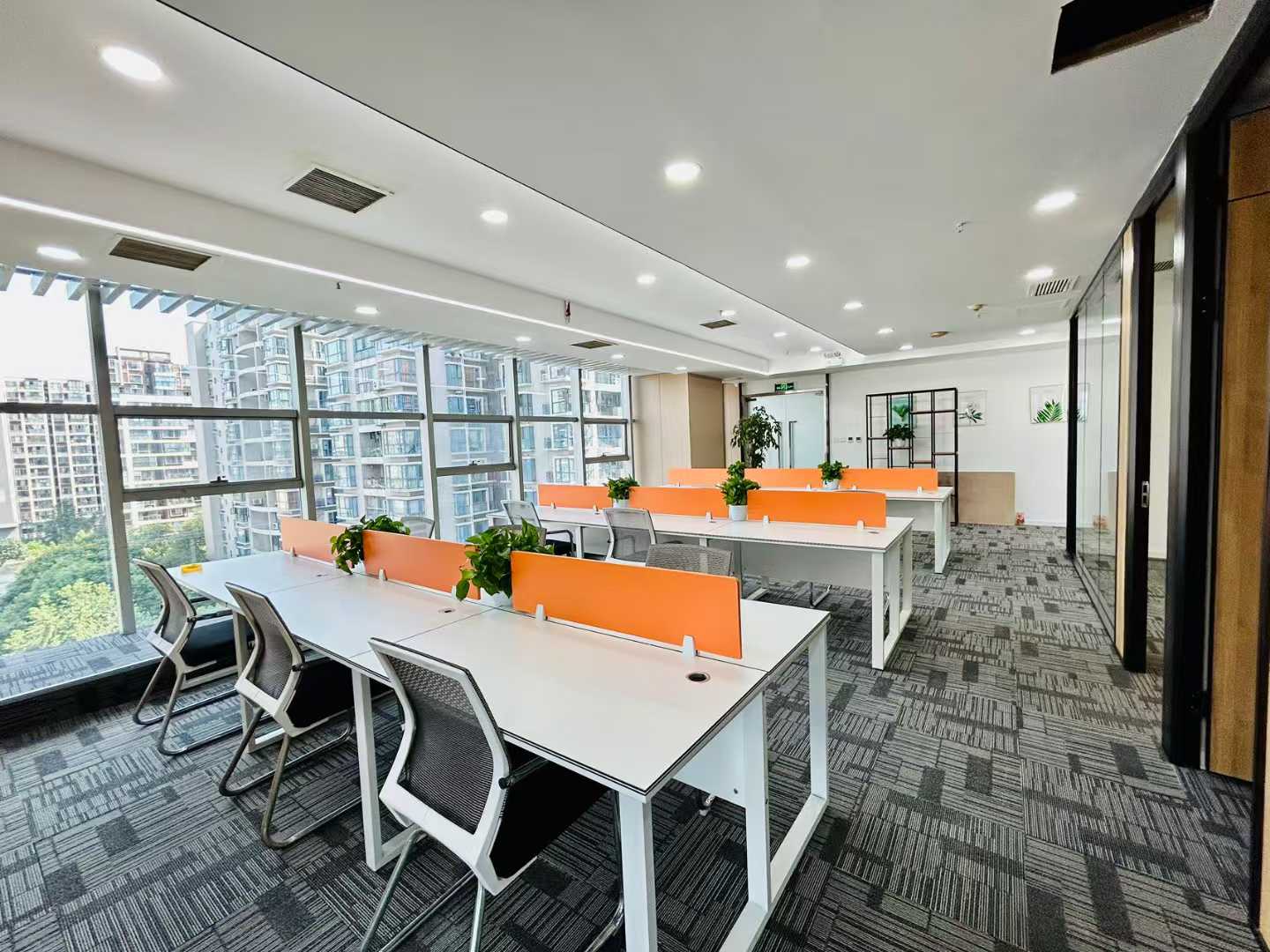 红牌楼版块精装户型 177平方 4隔间18工位 双面采光 落地大窗户 带家具 红牌楼广场办公室出租