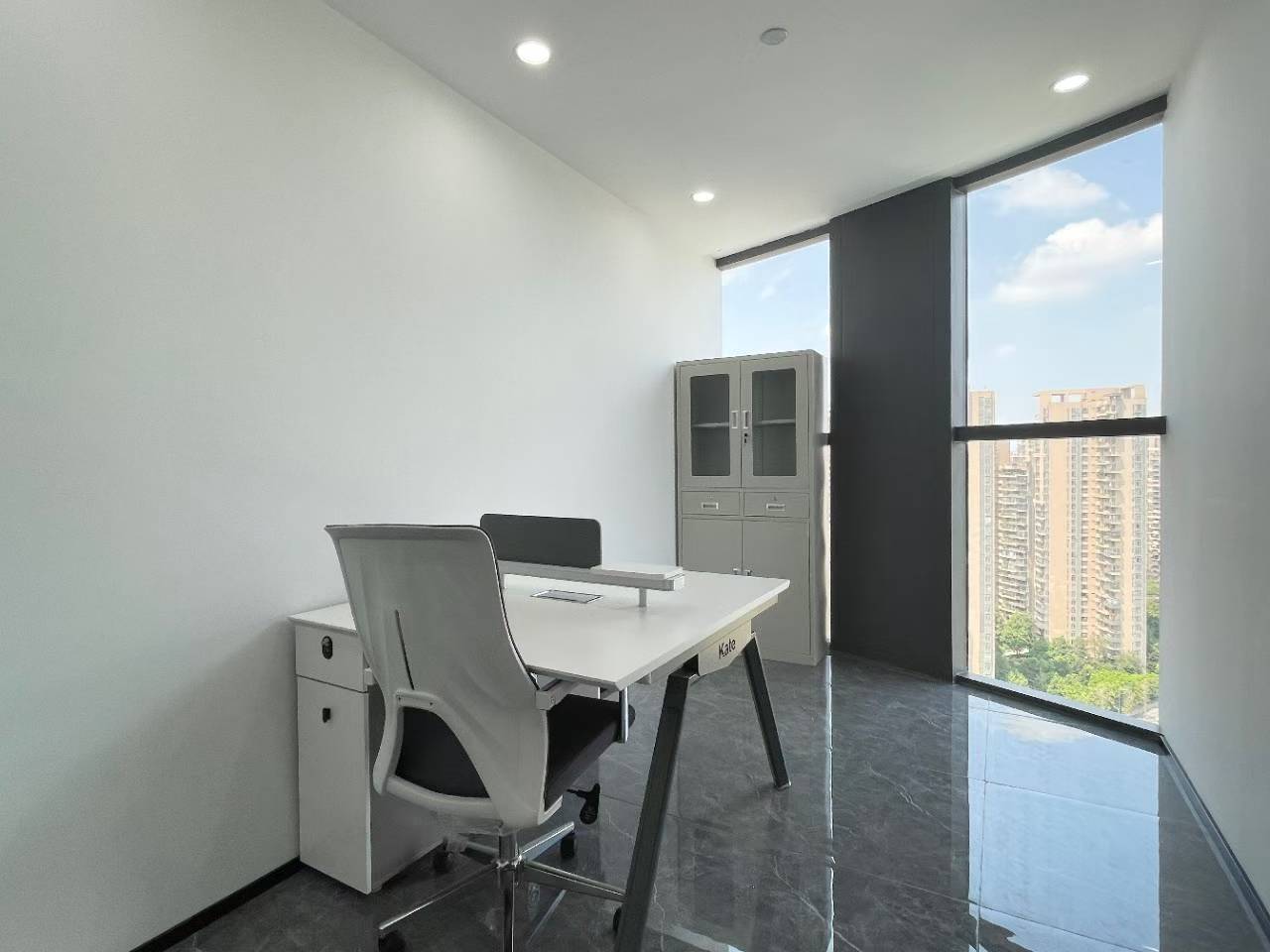 天府新区1号线广福地铁口 服务面积250平 4隔间16工位 精装带家具 全地砖 美凯龙大厦办公室出租