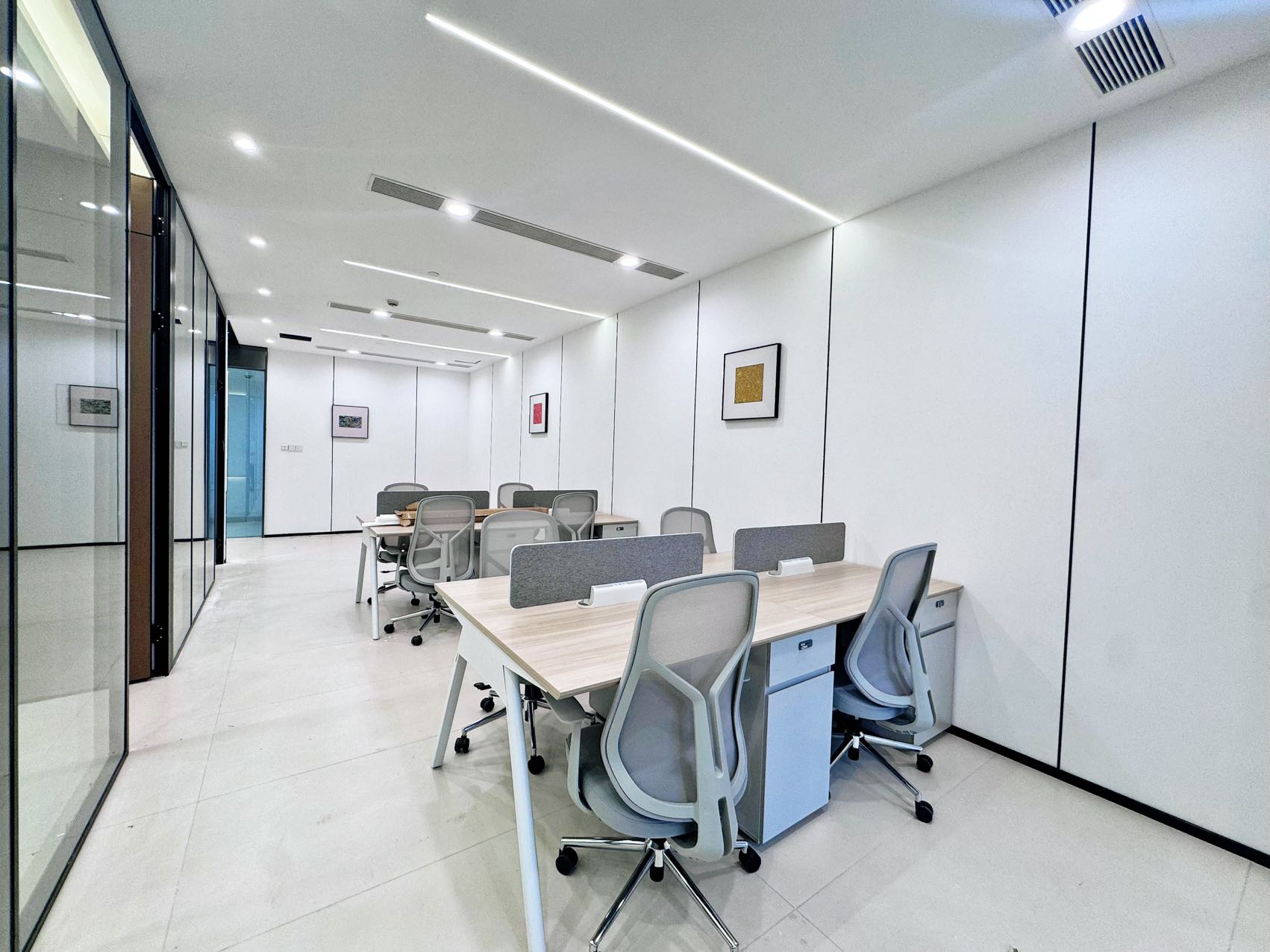 金融城24小时空调楼盘 按套出租 4隔间12工位 朝南 精装带家具 布鲁明顿办公室出租