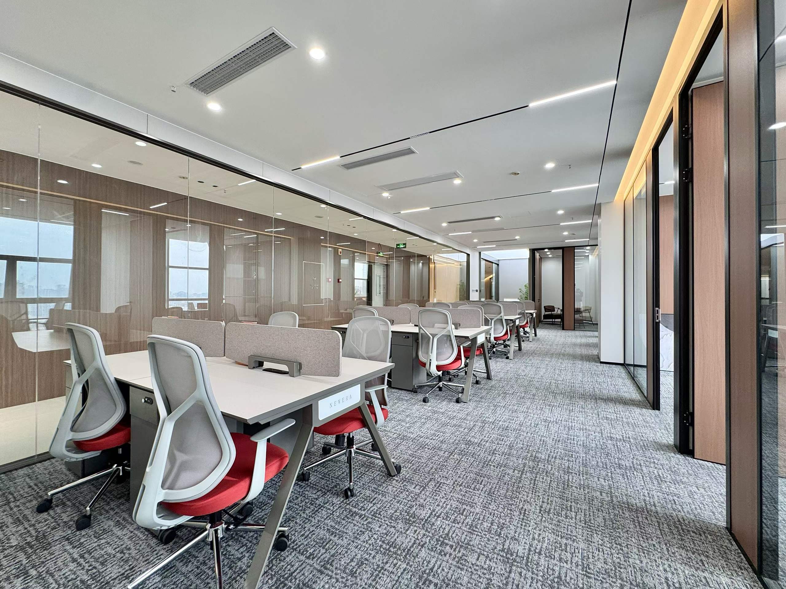 北一环花牌坊地铁口 249平 5隔间24工位 大老板间 方正利用率高  电梯口 带家具 新金泰大厦办公室出租