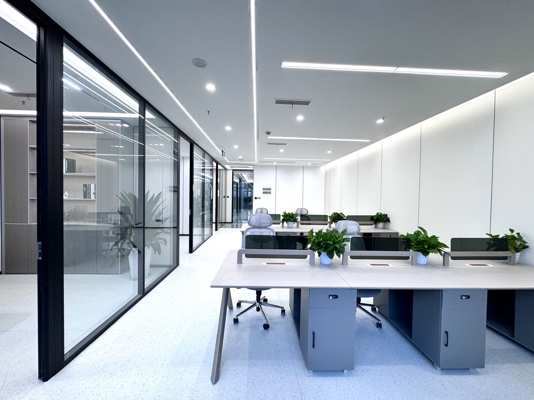 高新区5号线市一医院地铁 177平方 甲写 3隔间18工位 低区 有专用电梯 户型方正 天府新谷办公室出租