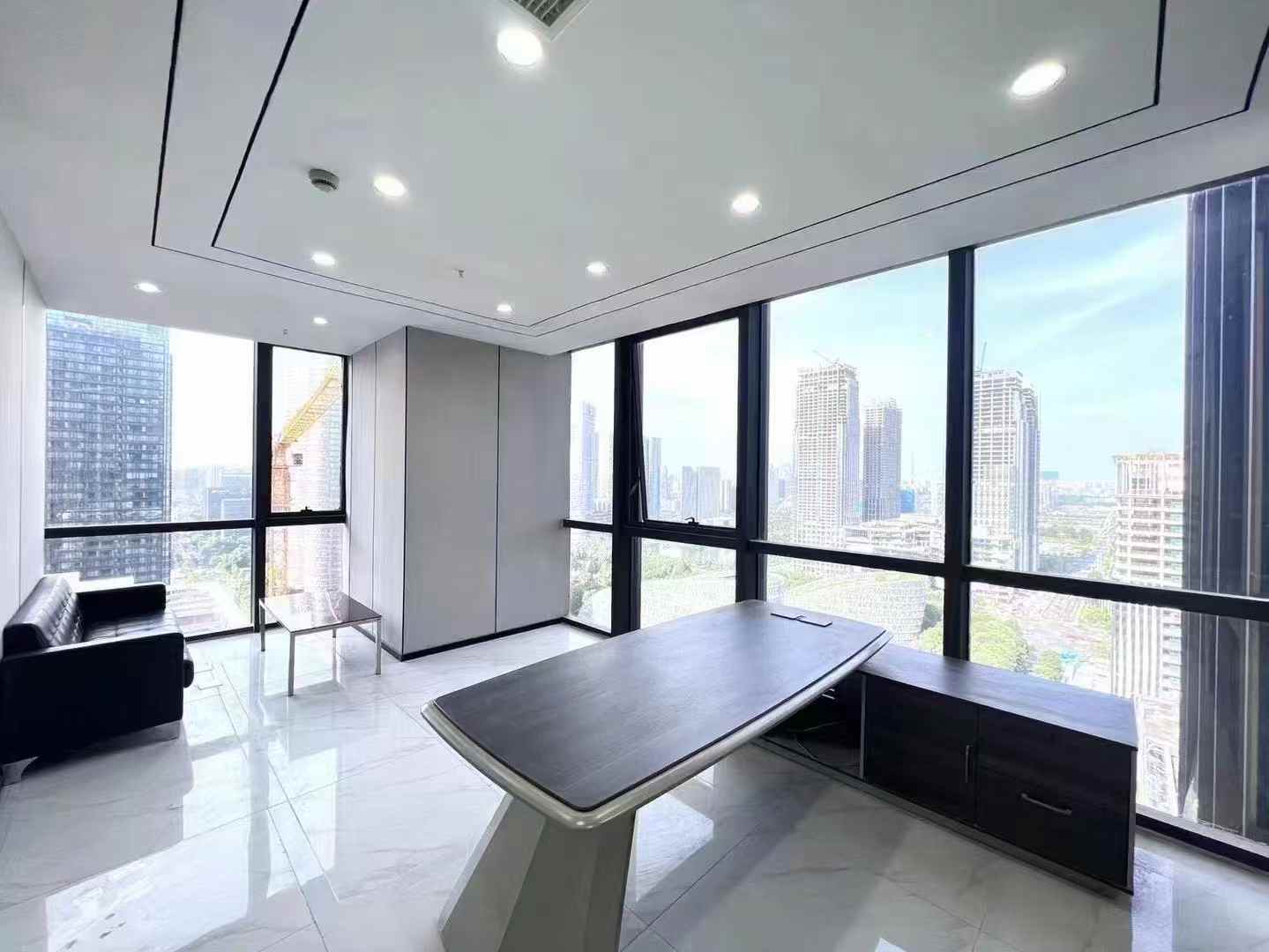 高新孵化园三线交汇 甲级楼盘 520平方 7隔间50工位 双面采光 地面地砖 电梯口 楚峰国际办公室出租