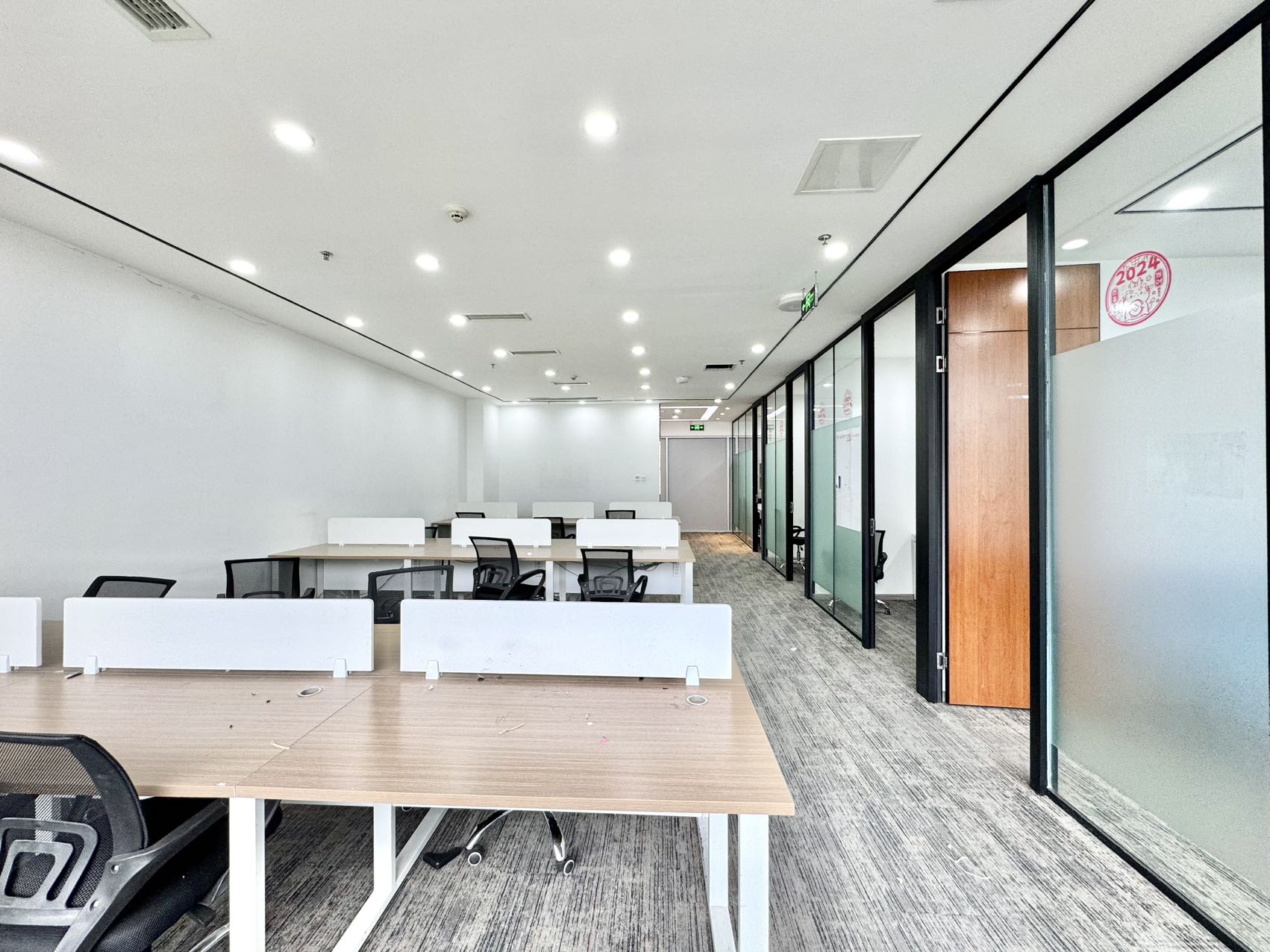 环球中心地铁口区 4隔间24工位 朝内带阳台 报价含物业费 环球中心办公室出租