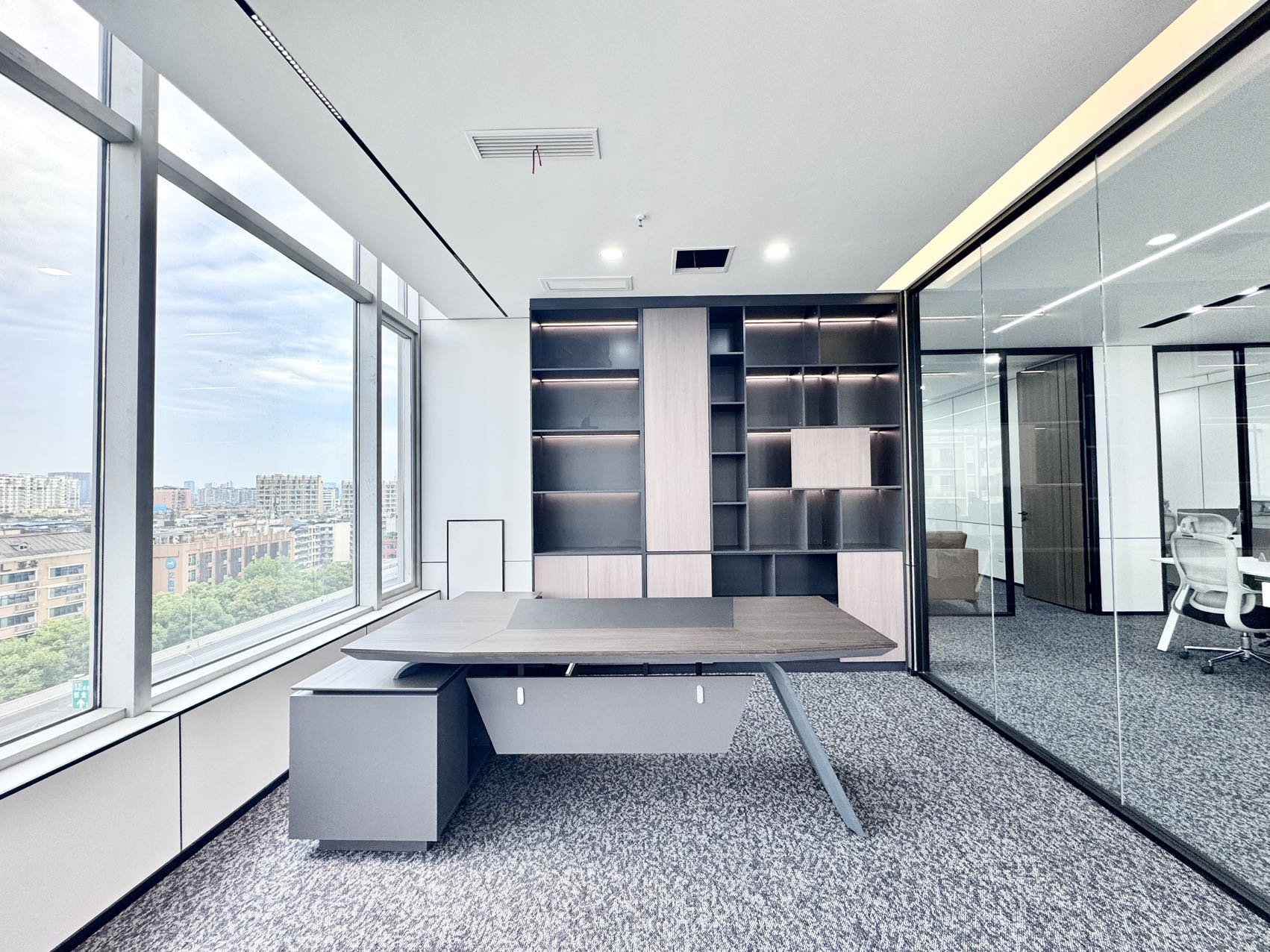 红牌楼新楼盘 电梯口双面采光户型 532平方 7隔间36工位 带大老板大会议室 24小时空调 鼎冠中心办公室出租