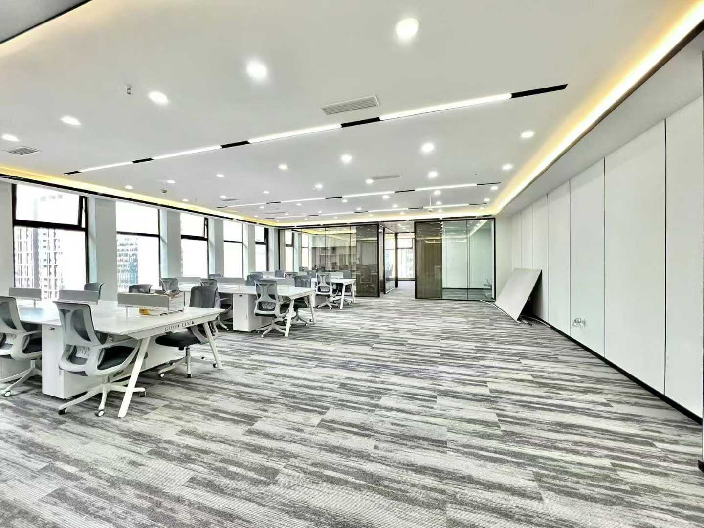 天府三街地铁口 按套出租 5隔间30工位 双面采光 超大老板间 朝南 24小时空调 新希望国际A座办公室出租