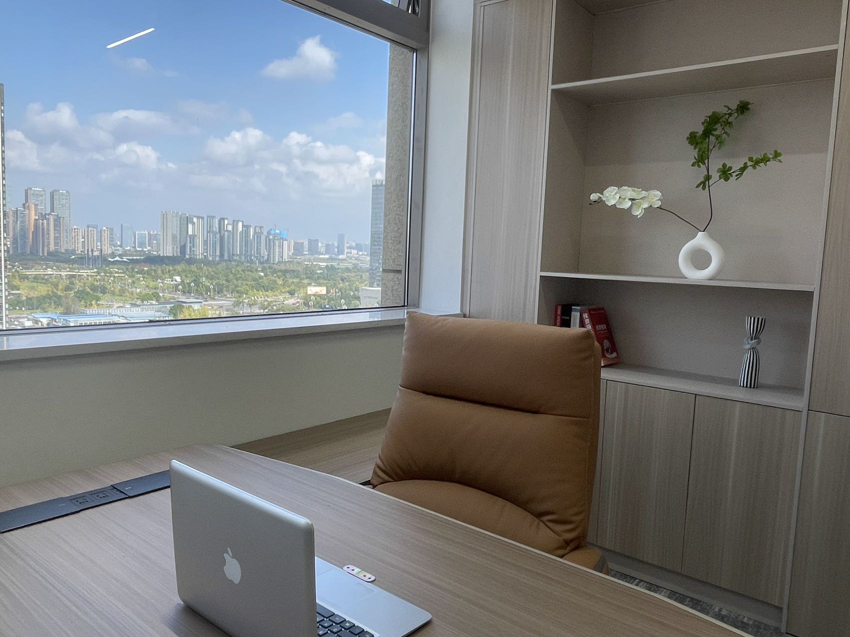 世纪城好房推荐 167平方 3隔间18工位 升级装修 户型方正 首东置业办公室出租