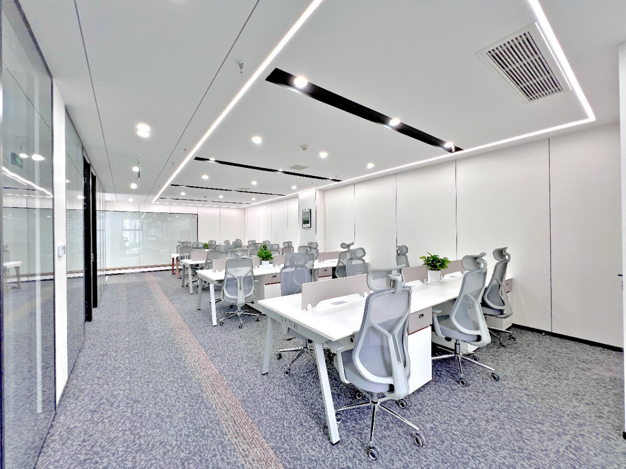 天府三街地铁口按套出租精装好房 3隔间24工位 朝东 24小时空调 新希望国际办公室出租