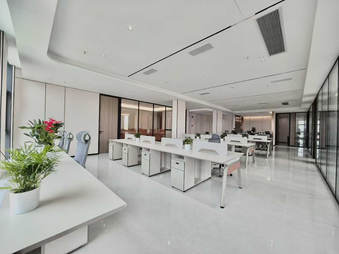 人民北路甲级楼盘 424平 双面采光 6隔间34工位 24小时空调 吊完顶层高3米 电梯口 北成8号办公室出租