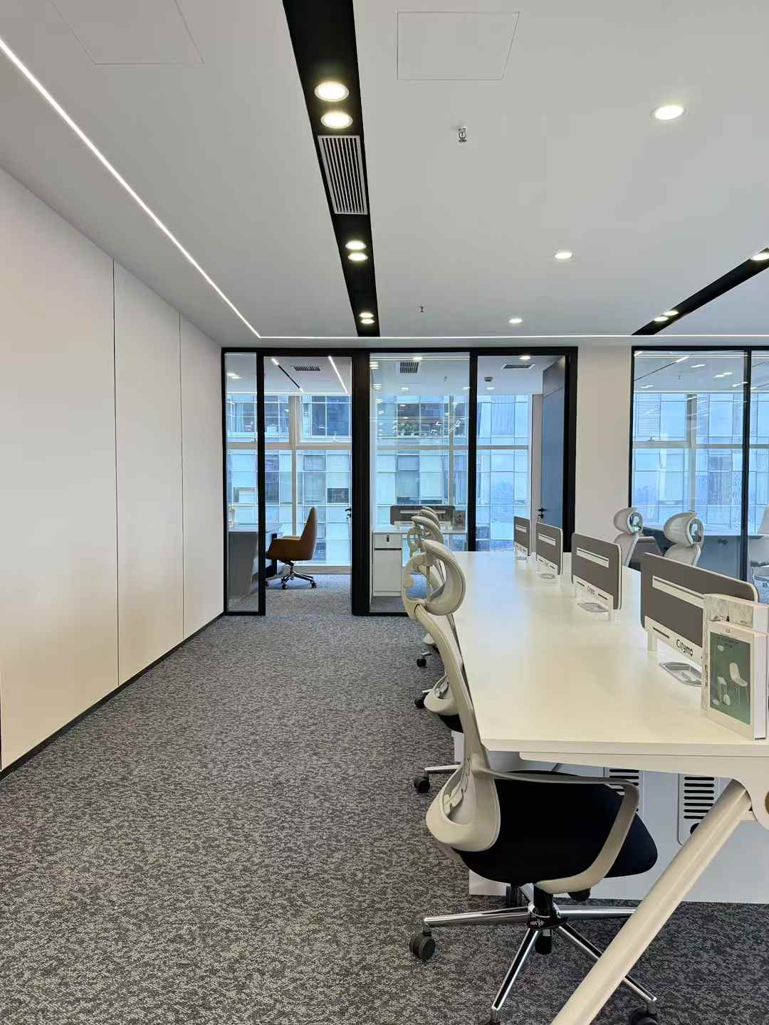 高新天府街甲级精装户型 288平 4隔间24工位 高区视野巴适 双面采光 形象墙带电子显示屏 香年广场办公室出租