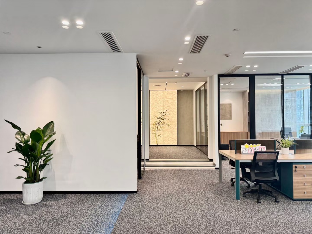 天府三街甲级楼盘 产权面积出租 389平方 6隔间50工位 户型方正 装修大气上档次 带家具 希顿国际办公室出租