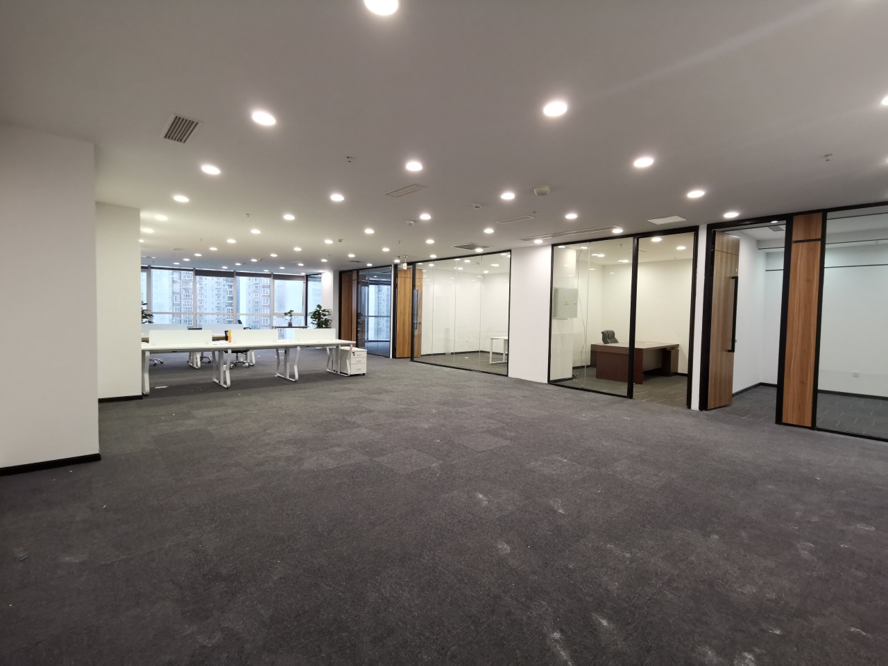 创意中心 360平米特殊含义房间号，超大开间5隔间44工位|高新区写字楼|高新区办公室|租小团