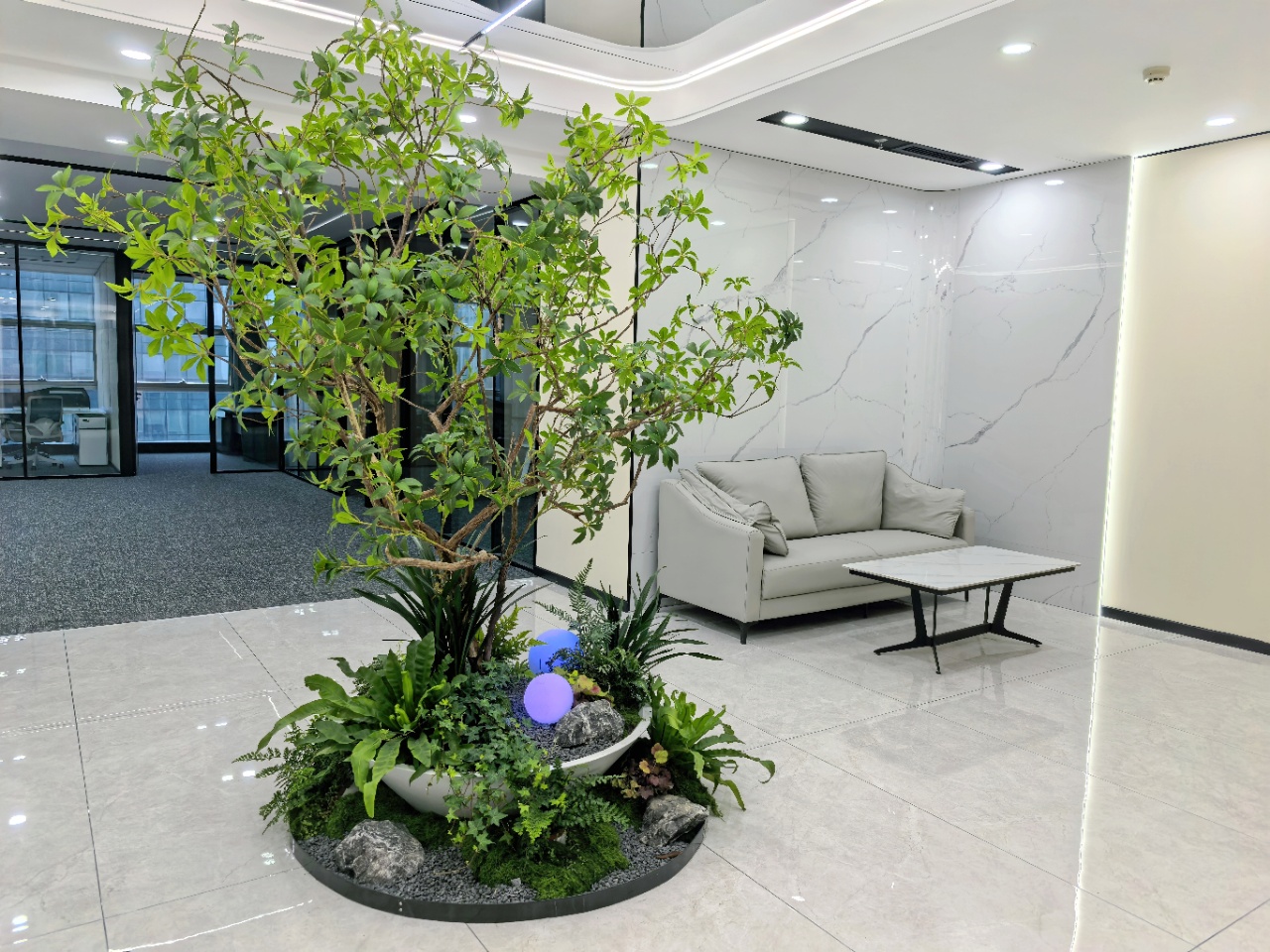 高新区超甲品质楼盘 24小时空调 电梯口户型 307平 5隔间20工位 单价85元/平/月 节能大厦办公室出租