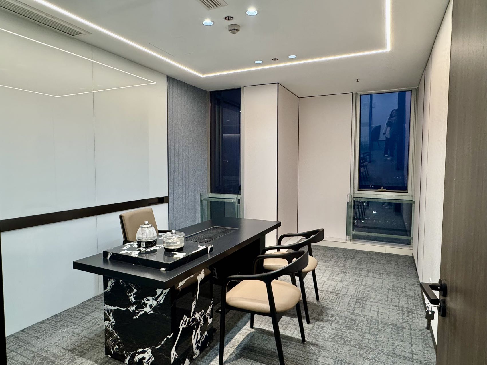 牛市口地铁附近 精品创业小户型 2隔间10工位 按套出租 近电梯口 摩根中心办公室出租