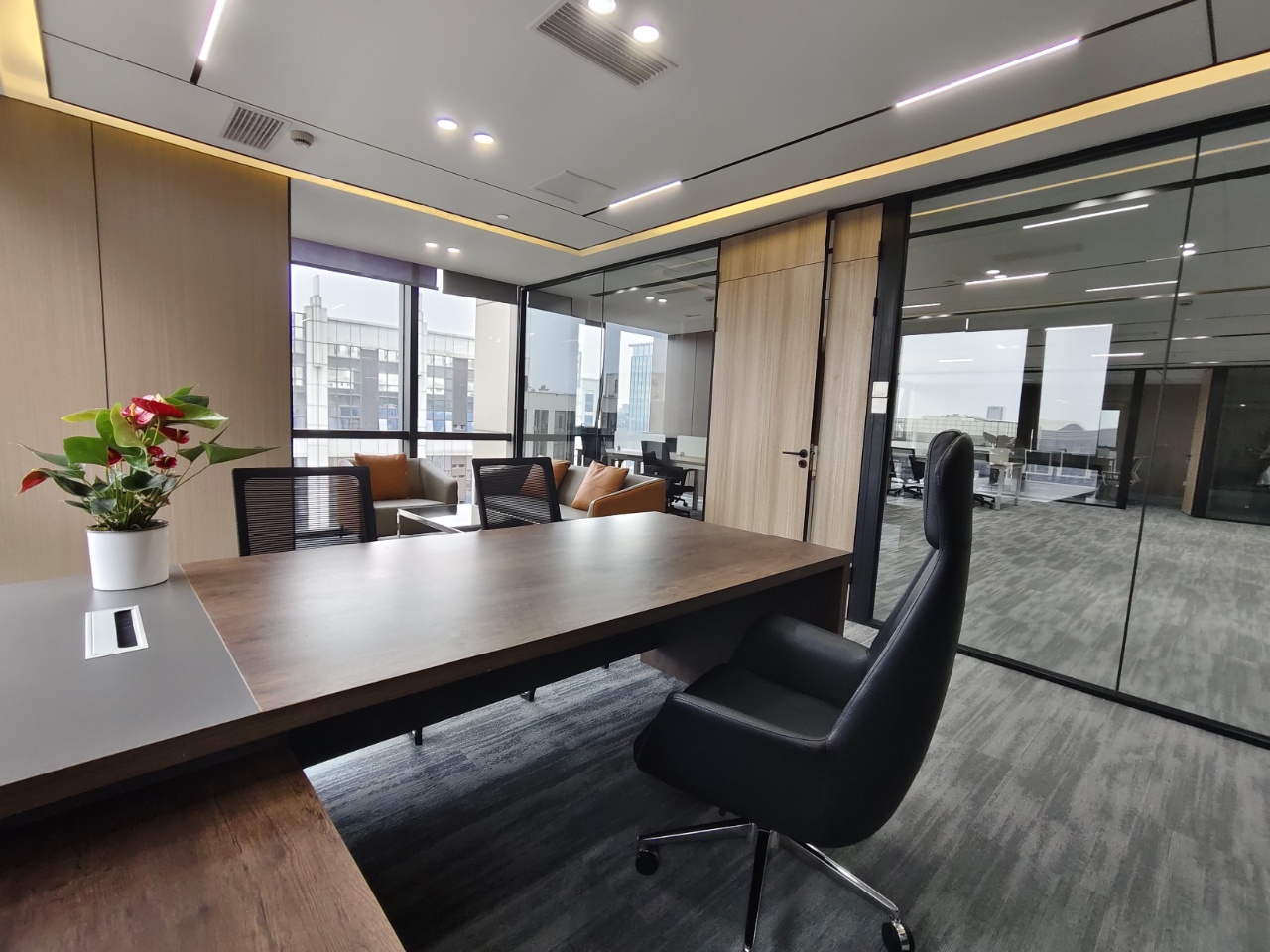 高新区孵化园地铁400米 355平方 5隔间40工位 户型方正 精装带家具 三线地铁交汇 新中泰国际办公室出租