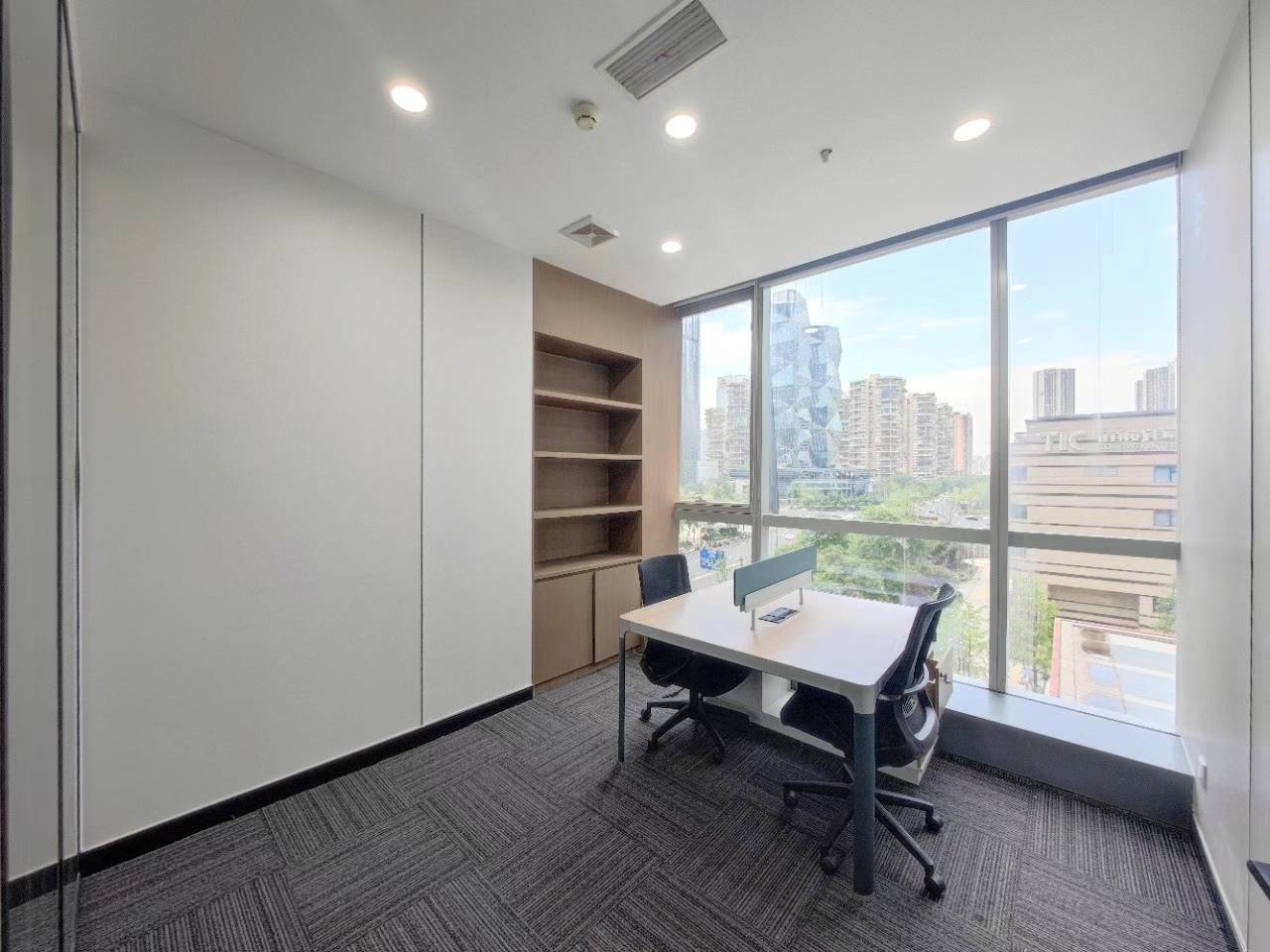 天府二街甲级楼宇 478平方6隔间56工位 双面采光 视野巴适 户型方正 落地窗 天府金融大厦办公室出租