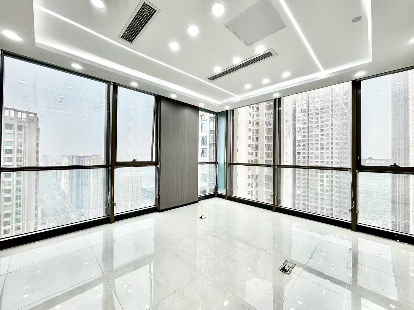 高新区世纪城地铁口双面采光优质户型 单价不到50元 370平 6隔间45工位 高区视野 东方希望天祥办公室出租