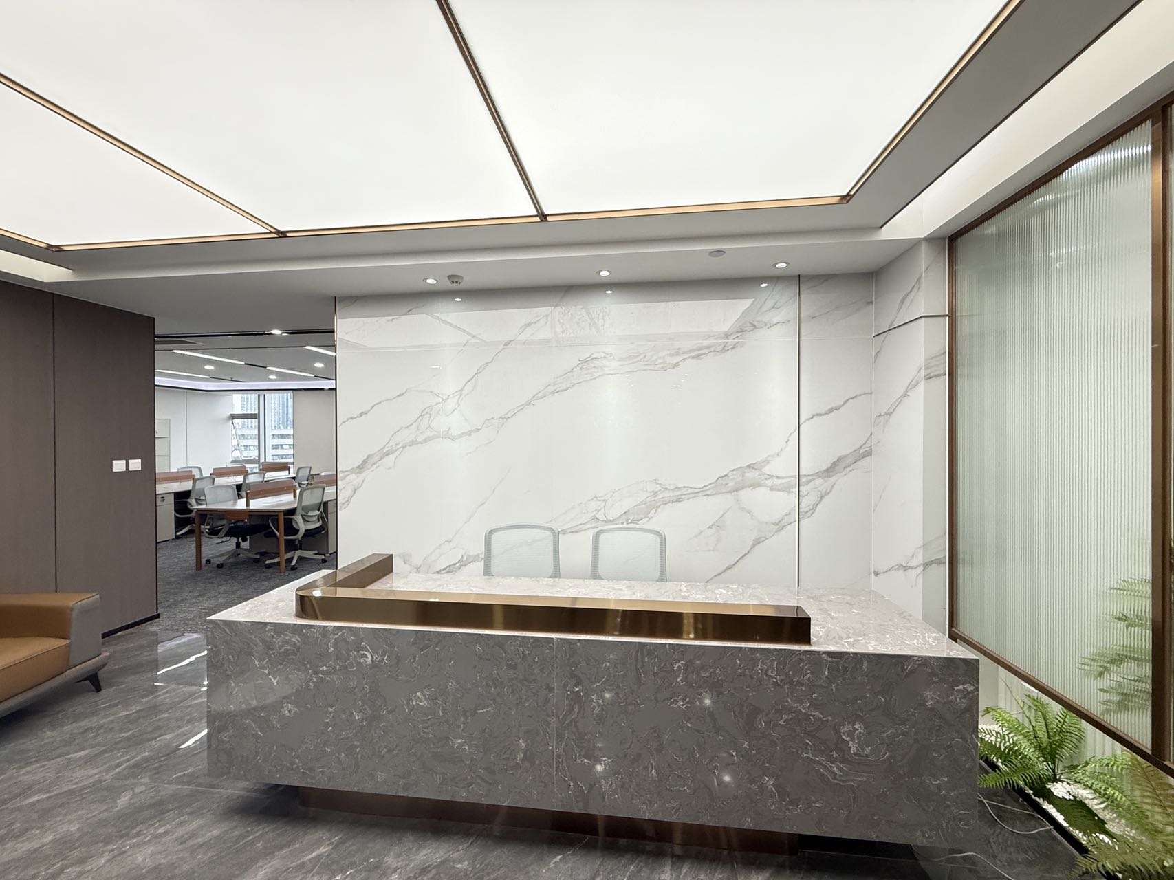 孵化园地铁口 三线交汇 优质房源推荐 208平 4隔间18工位 带会议室 24小时空调 朝东 嘉润国金办公室出租