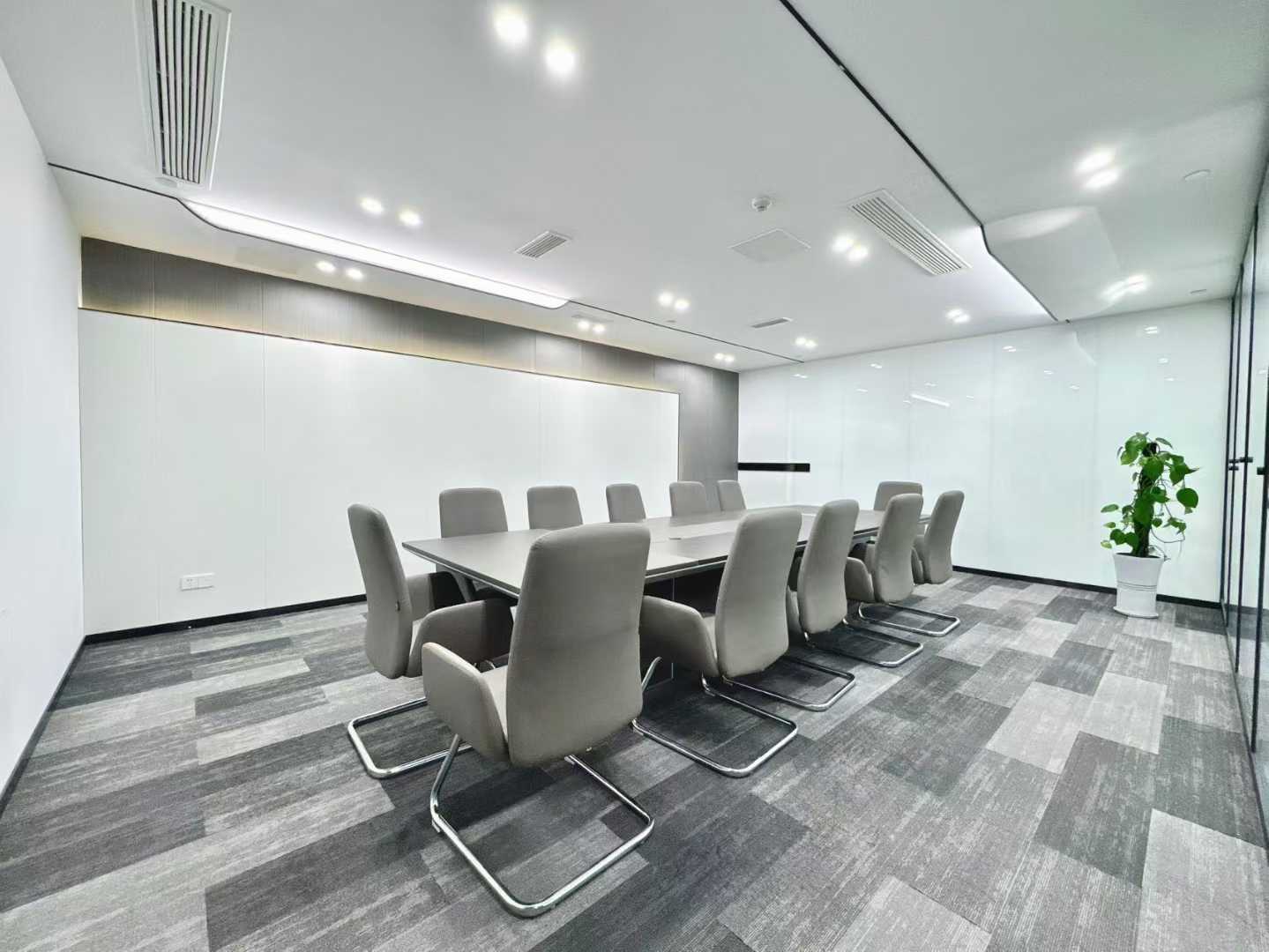 天府一街附近超甲楼盘 风水宝地 三面采光 电梯口 483平方 6隔间12工位+休息区（或者6+40） 两间国际办公室出租