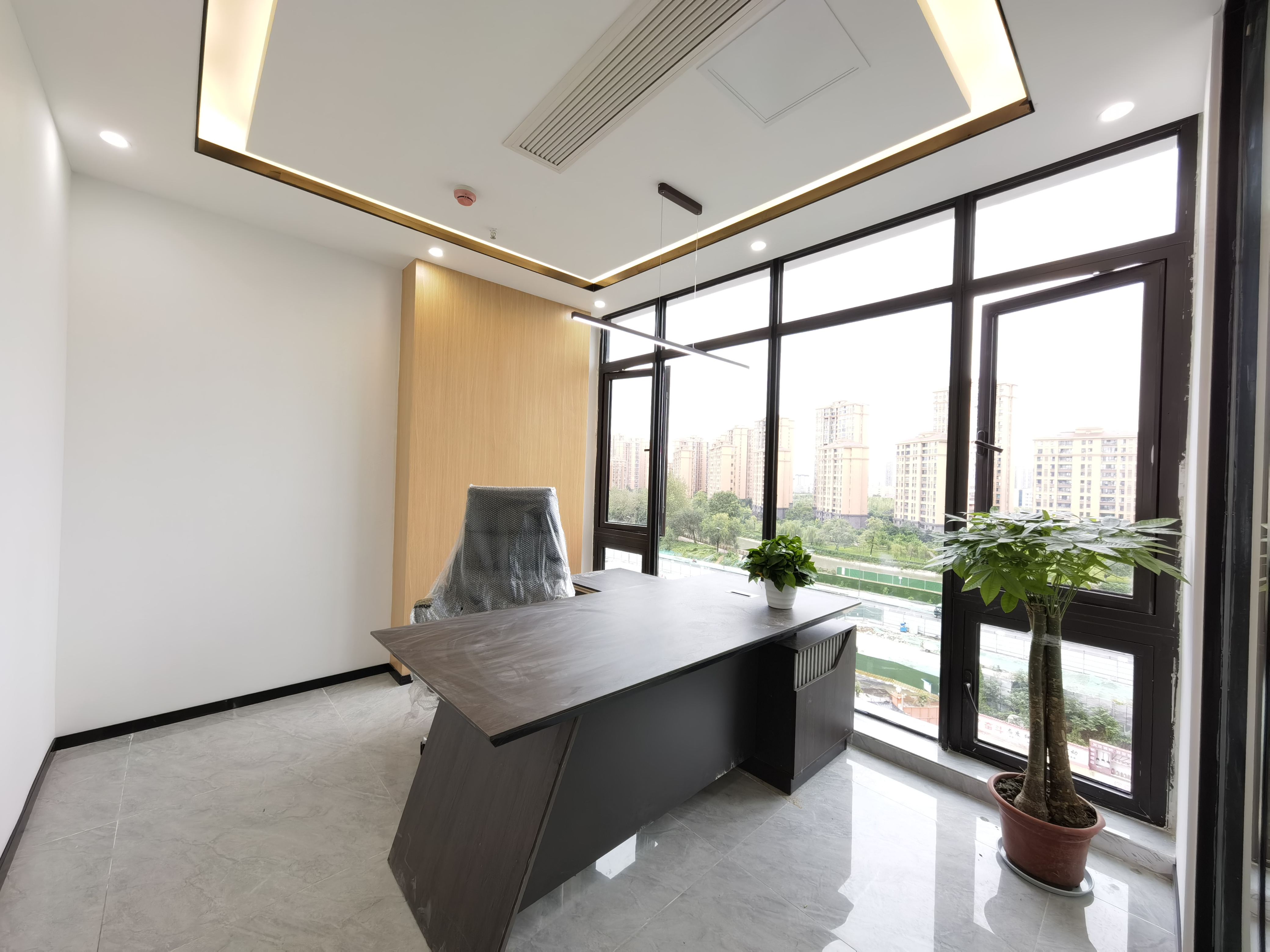 全新装修 成华区 理工大学龙光世纪中心130平办公室出租 精装带家具