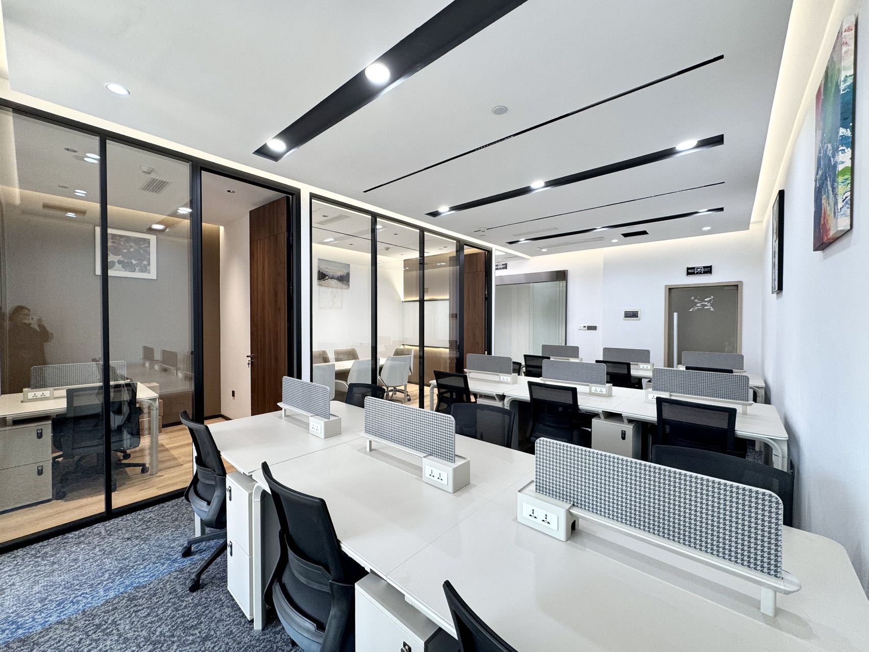 高新区世纪城地铁口小面积户型 3隔间12工位 按套出租 报价含物业费   东方希望天祥办公室出租