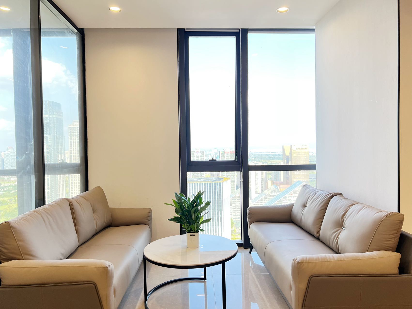 孵化园地铁口三四百米 甲级楼宇 192平方 3隔间24工位 噶区视野巴适 报价含税 阳光金融中心（楚峰国际）办公室出租