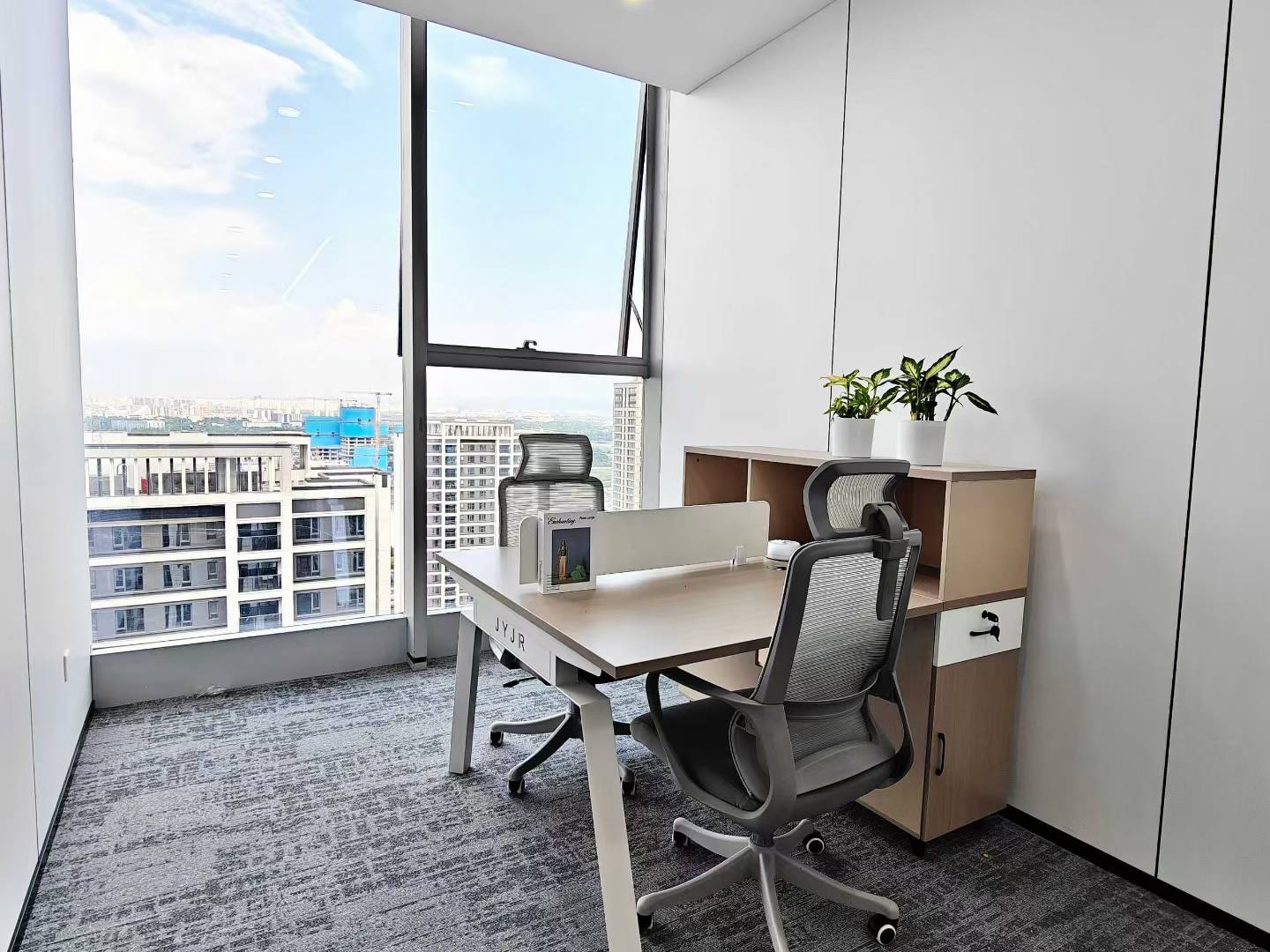 紧邻孵化园9号线芯岛地铁三四百米 246平 4隔间24工位 空调早8晚十 无惧加班 朝东 嘉煜金融科技办公室出租