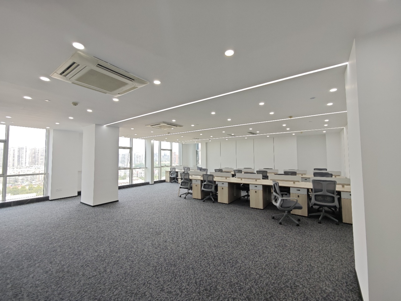 锦江区东湖公园附近-双地铁口-东光站 410平 6隔间40工位 精装带家具 拎包入住 东湖国际办公室出租