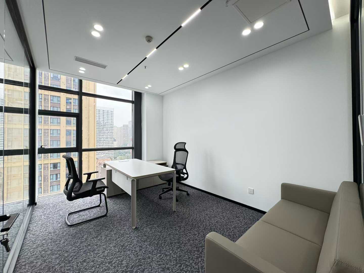 天府三街24小时空调楼盘 服务面积316平 5隔间36工位 电梯口 大落地玻璃 采光巴适 峰汇中心办公室出租