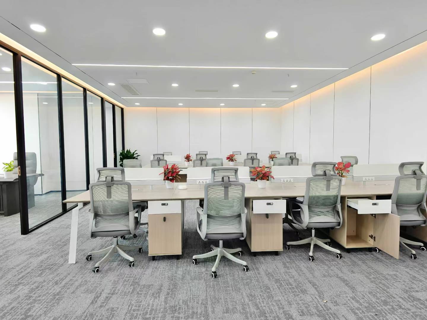 紧邻孵化园9号线芯岛地铁三四百米 246平 4隔间24工位 空调早8晚十 无惧加班 朝东 嘉煜金融科技办公室出租