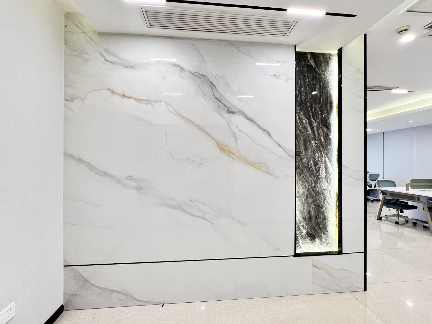 孵化园地铁口三四百米 甲级楼宇 192平方 3隔间24工位 噶区视野巴适 报价含税 阳光金融中心（楚峰国际）办公室出租