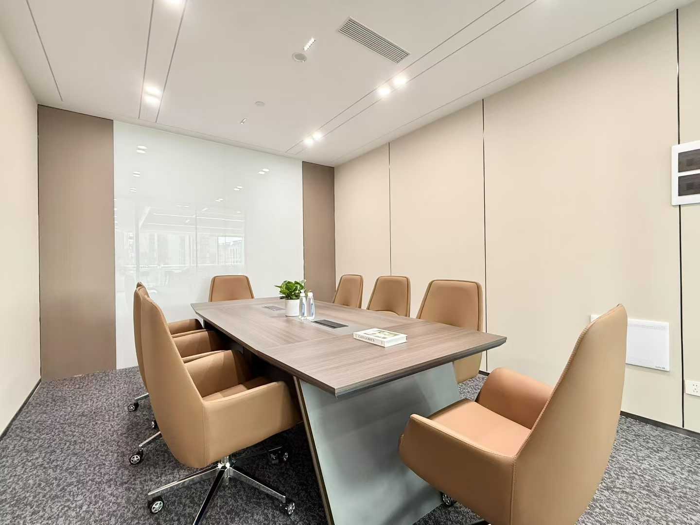 攀成钢超甲高端楼盘 服务面积370平 4隔间36工位  双面采光 精装带家具 光环中心办公室出租