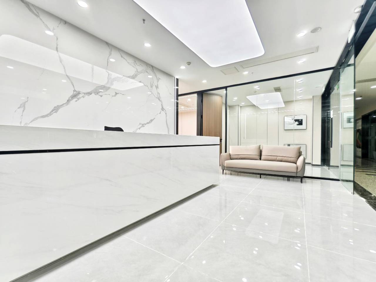 环球中心西区朝外看桂溪公园 240平 5隔间18工位 采光视野巴适 含物业费 环球中心办公室出租