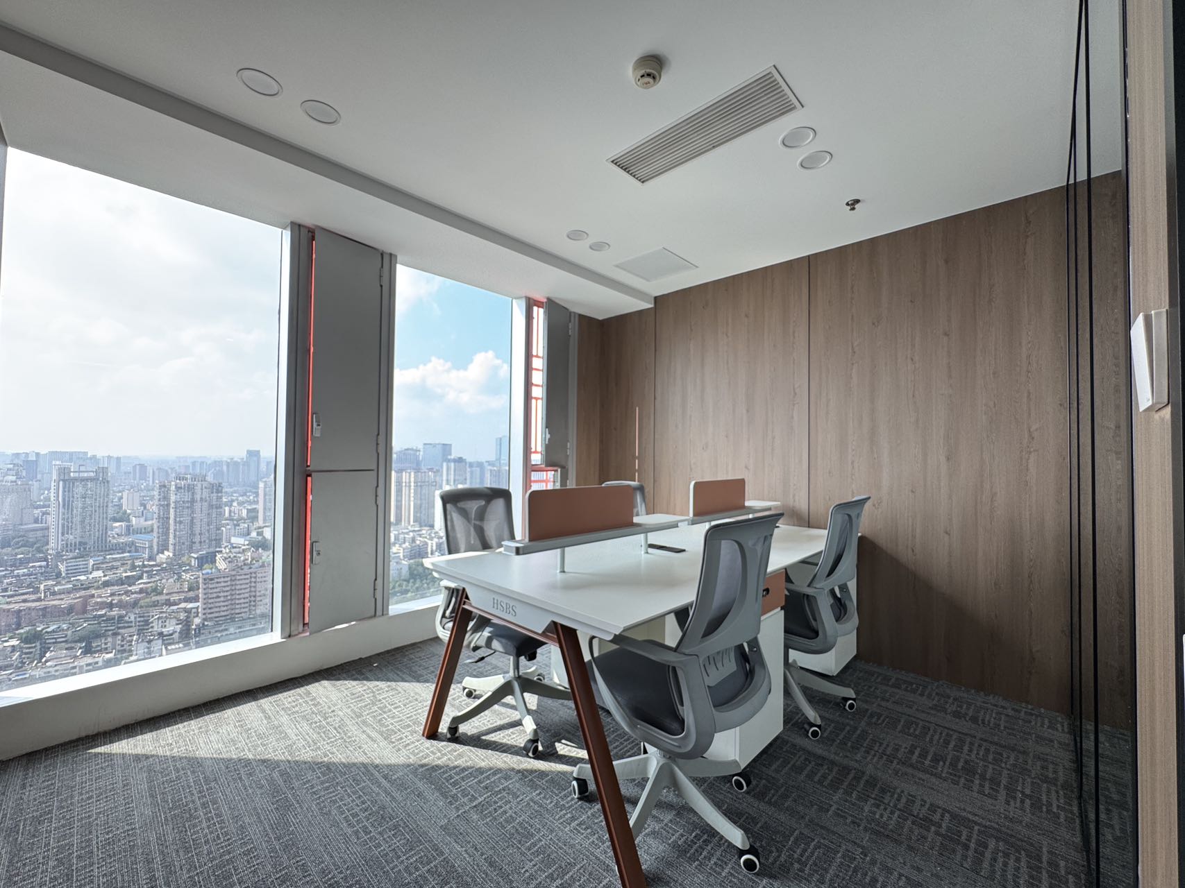 市中心春熙路地铁口 285平方 5隔间20工位 精装带家具 繁华地段 工区24小时空调 银石广场办公室出租