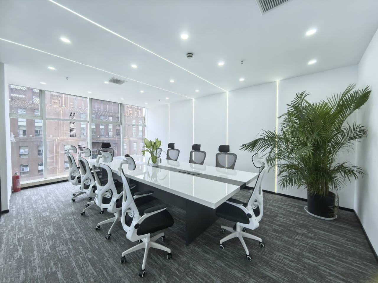 三街甲写精装双面采光 193平 4隔间20工位 现代极简风格 采光舒服 带家具大前台 香年广场办公室出租