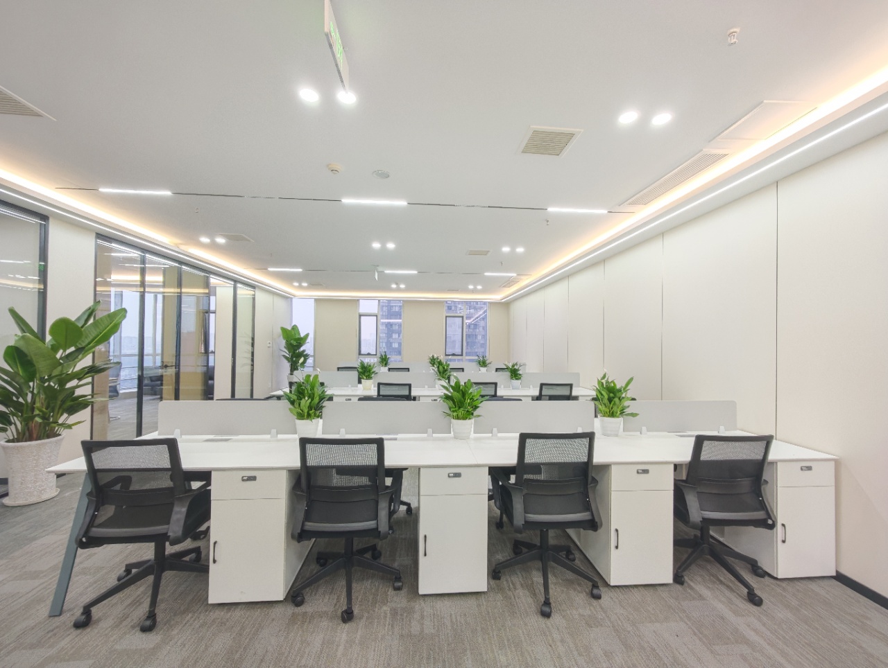 青羊区青羊宫地铁口 235.85平方 4隔间24工位 双面采光 整层打造 户型方正 西南朝向 浣花香大厦办公室出租