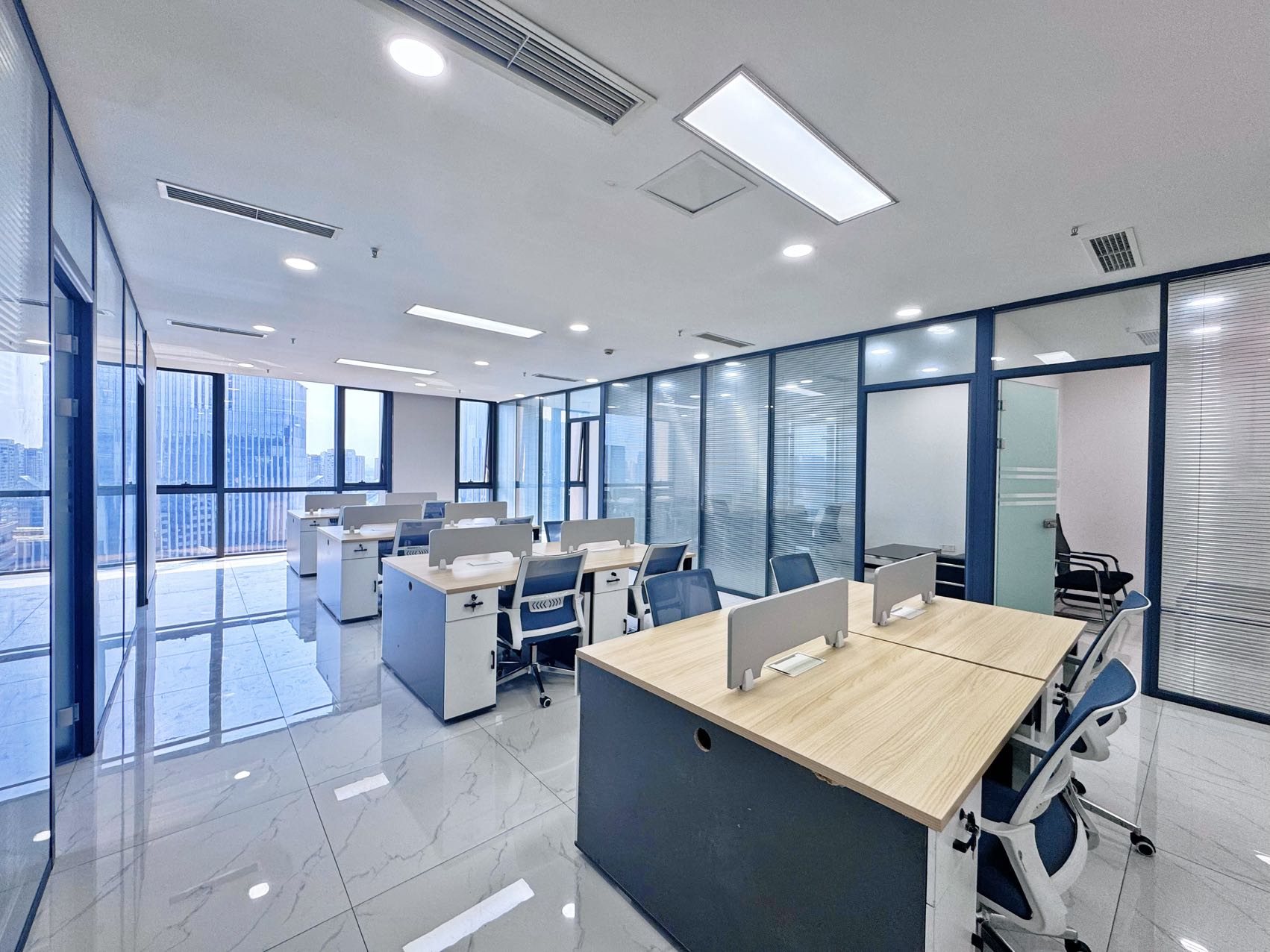 孵化园双面彩采光看双子塔 视野非常巴适 255平 4隔间16工位 精装带家具 楚峰国际办公室出租