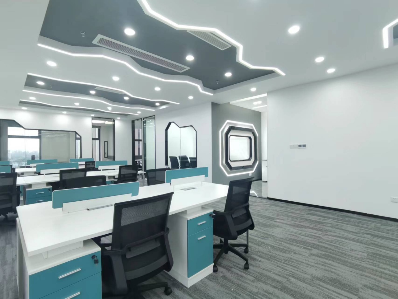 锦江区金石路地铁口按套出租 3隔间34工位 双面采光 无加时费 拎包入住 新希望中鼎国际办公室出租