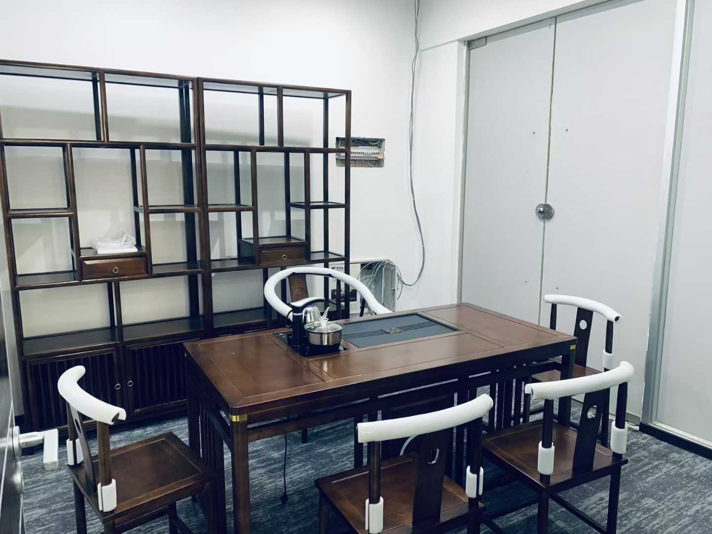 环球中心东区地铁口 空调早九晚十 4隔间24工位 特价1.2w含物业费 双阳台 环球中心办公室出租