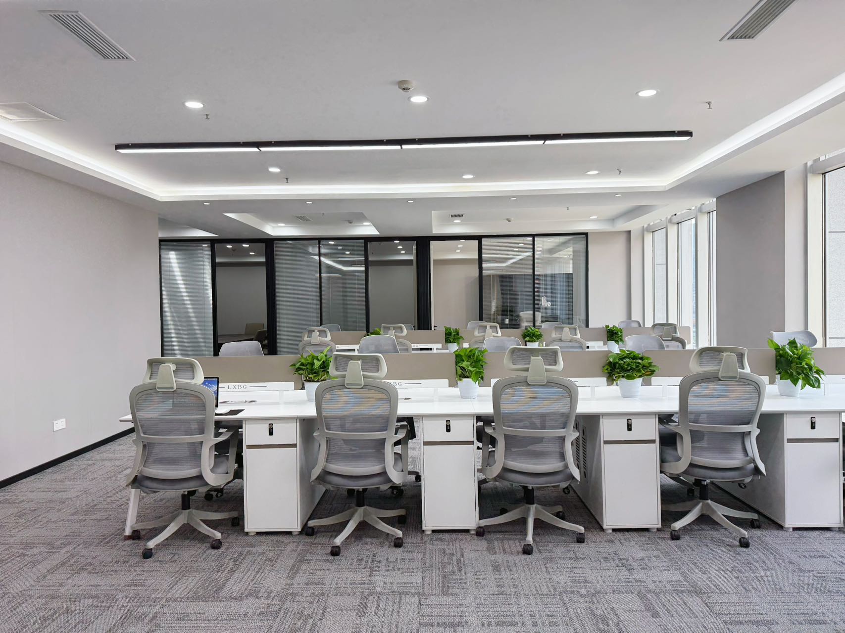 世纪城超甲楼盘 439平 6隔间36工位 视野巴适 采光面大 看天府大道 地铁口户型 棕榈泉国际中心办公室出租