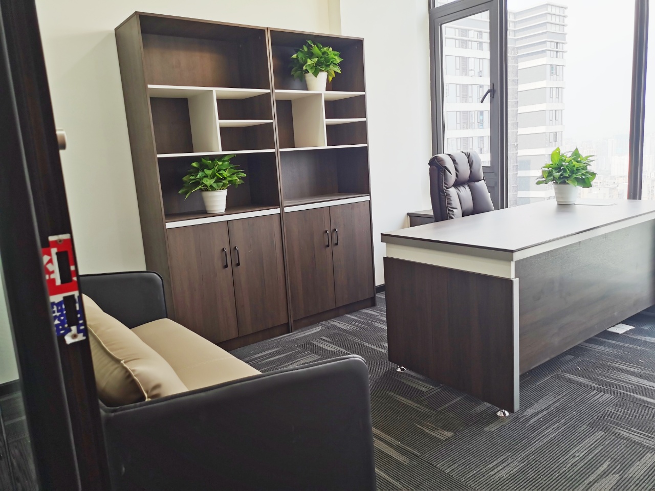 成华区十里店地铁三四百米 85平小面积 2隔间8工位 带形象墙 带家具 龙光世纪办公室出租