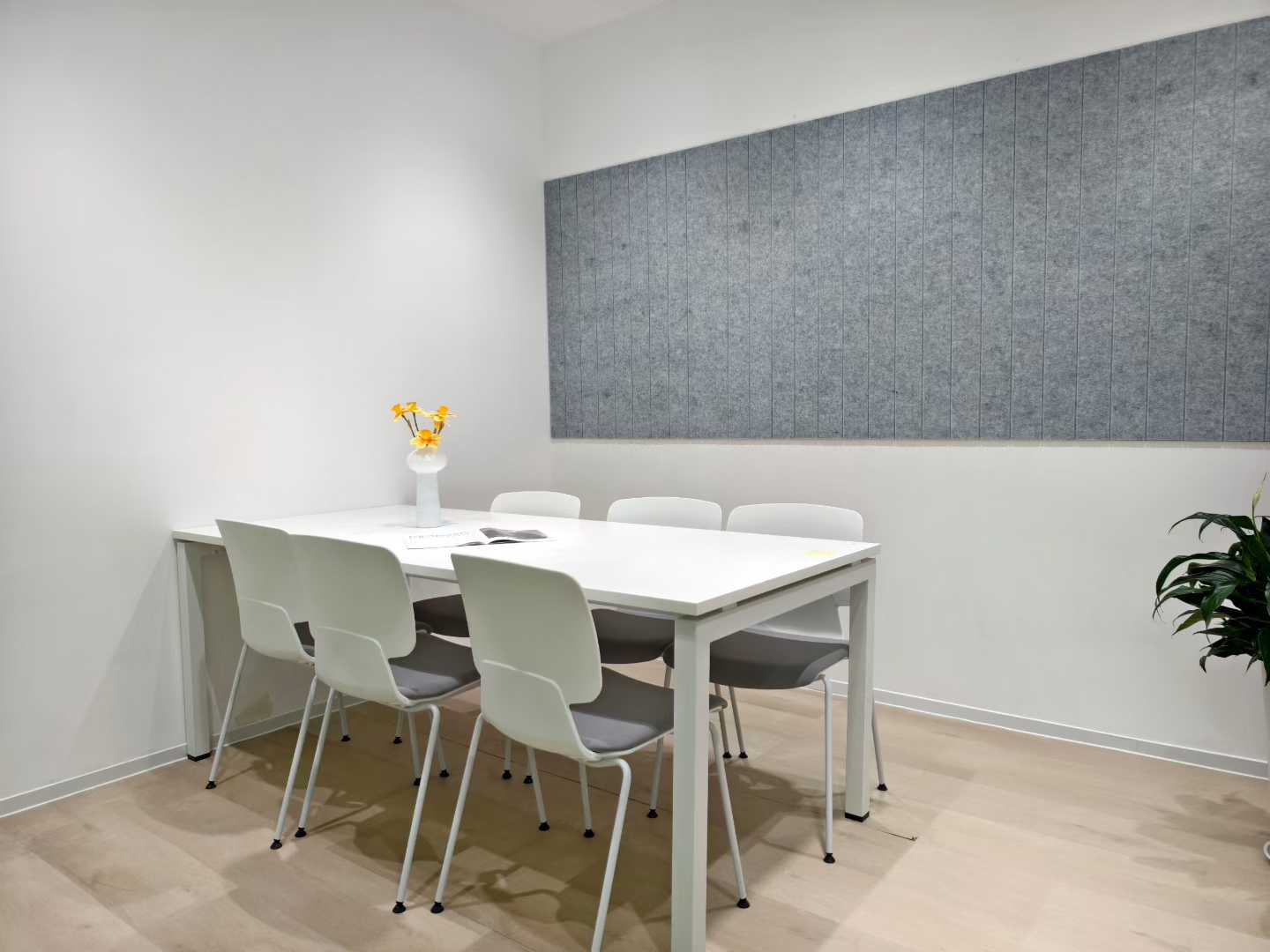 高新区园区办公户型 服务面积348平方 5隔间30工位 带家具 报价含物业费 大气前厅 软件园C区办公室出租