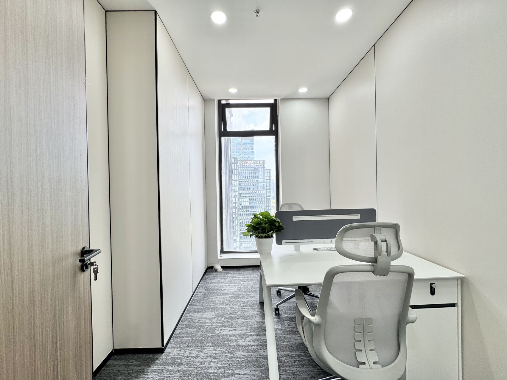 三街地铁上盖 24小时空调随时开 带共享会议室等配套 280平方 4隔间31工位 整层打造 新希望国际办公室出租