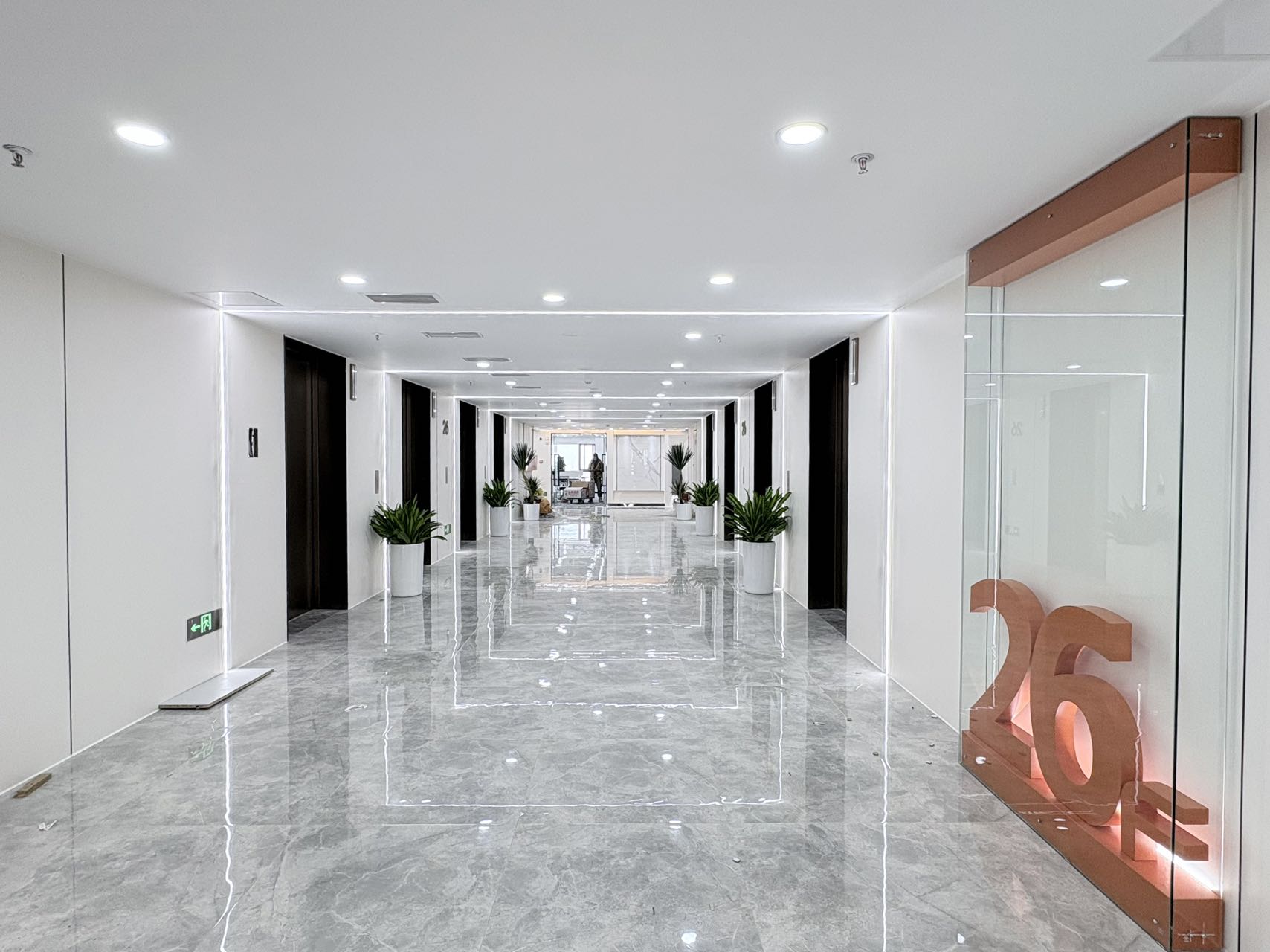 金牛区紧邻2环 265平方 5隔间23工位 高区视野巴适 精装带家具 地铁口 迈里中心办公室出租